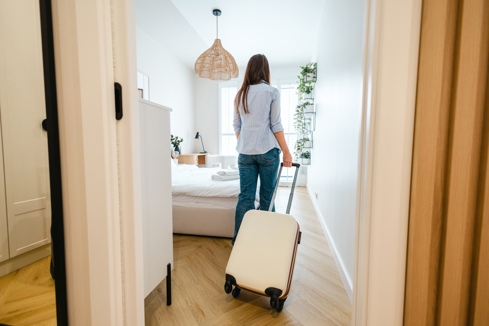 how much do Airbnb hosts make in Los Angeles
